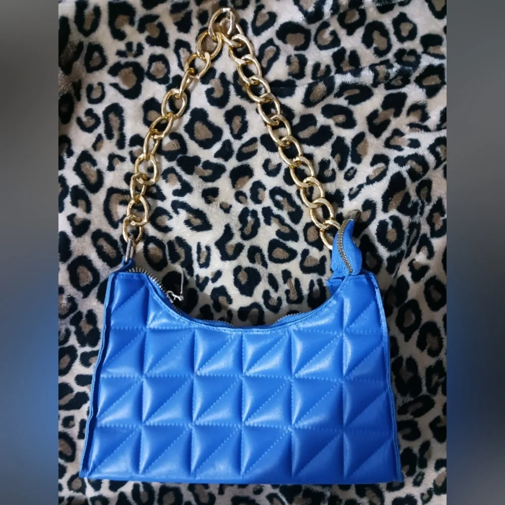 Women electric blue gold chain padded mini bag - Picture 4 of 10